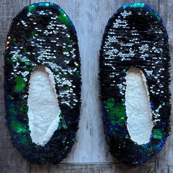 Ladies size 8-9 Green flipping to black Sequin Slippers with cozy fleece lining - Picture 2 of 3